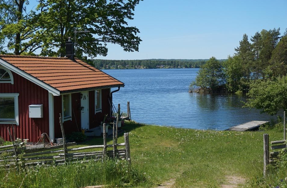 Modifiers change the sentence meaning. Photo of house on a lake.